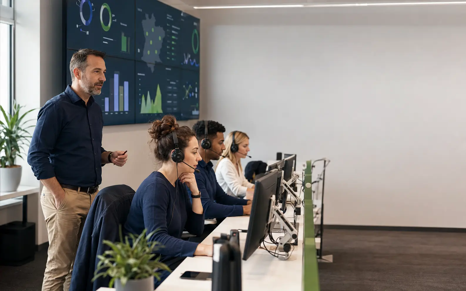 Responsable de centre d’appels supervisant son équipe avec l’Automate d’appels